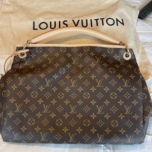 Brand new Artsy MM Louis Vuitton shoulder bag.All original packaging included.